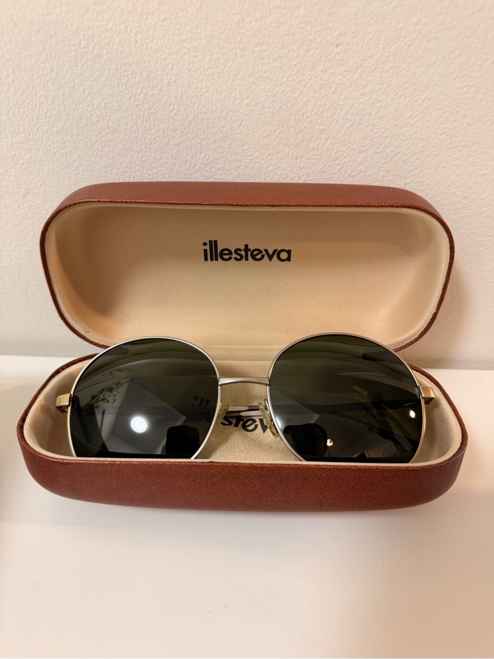 Le Specs Round Sunglasses - Picture 3 of 3
